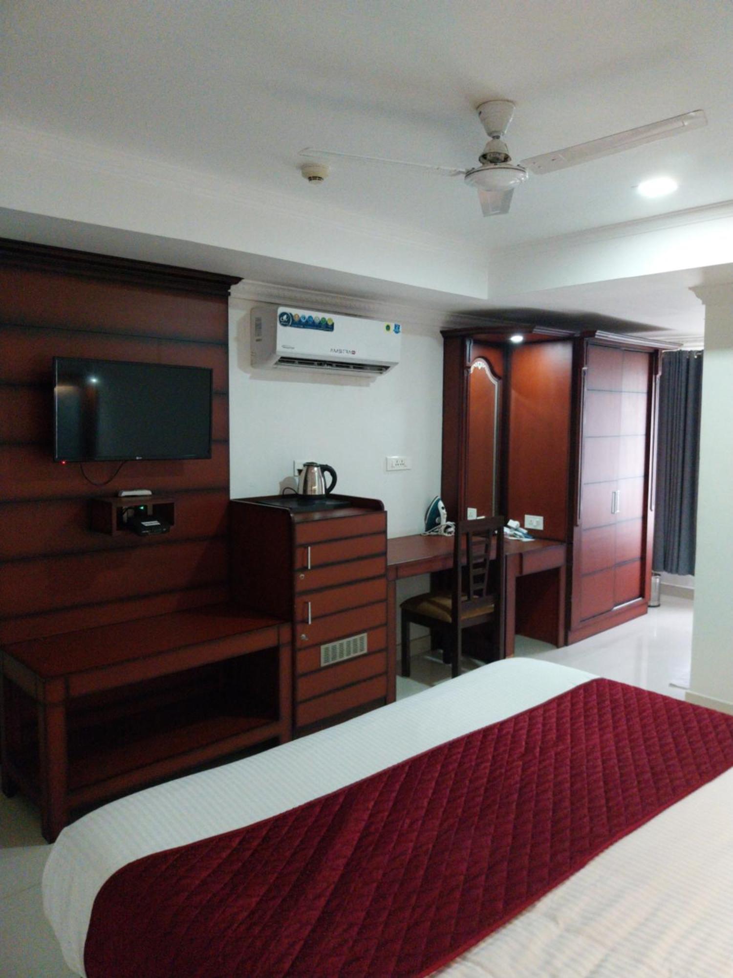 Hotel Savera Park Thrissur Buitenkant foto