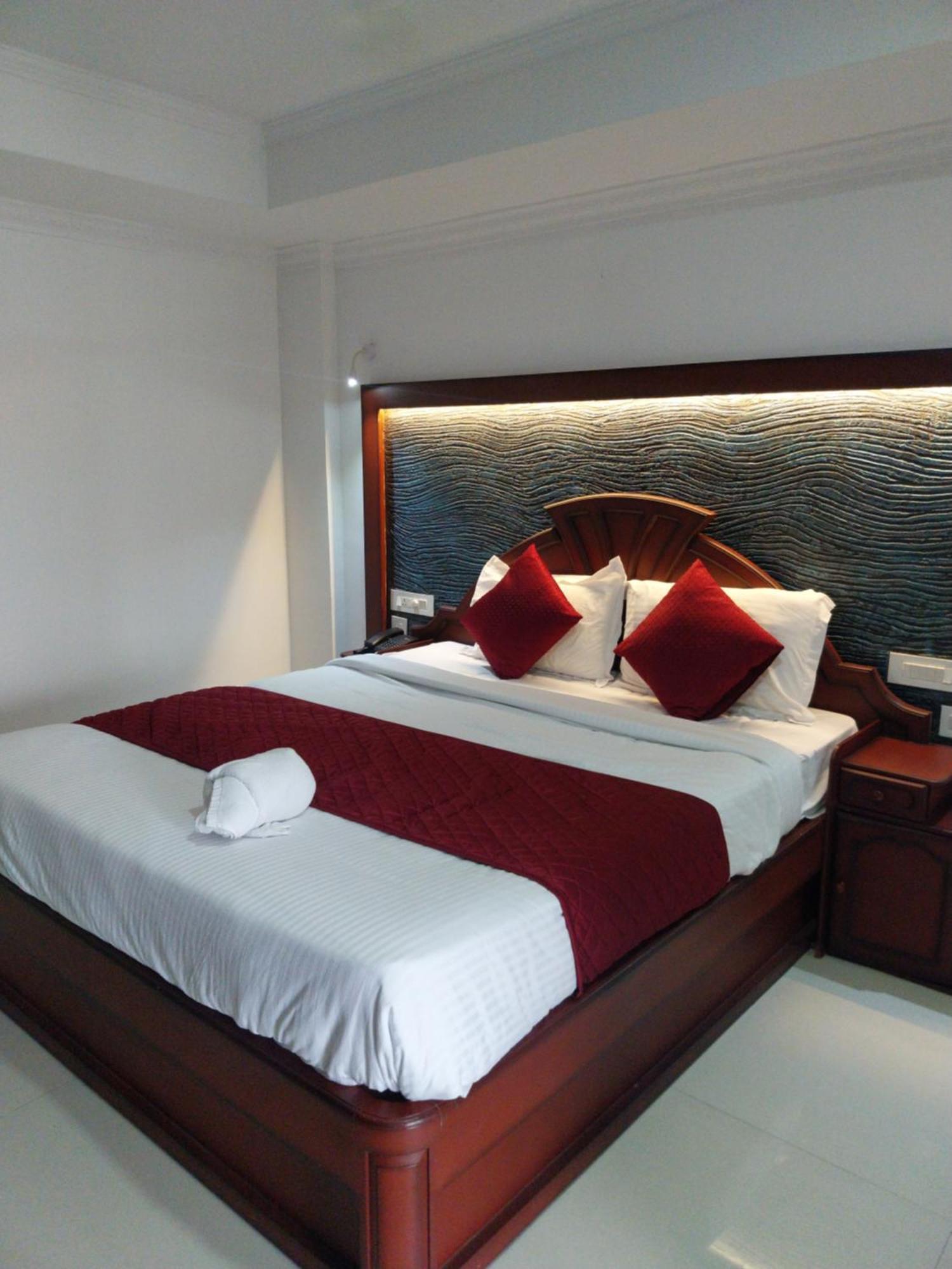 Hotel Savera Park Thrissur Buitenkant foto