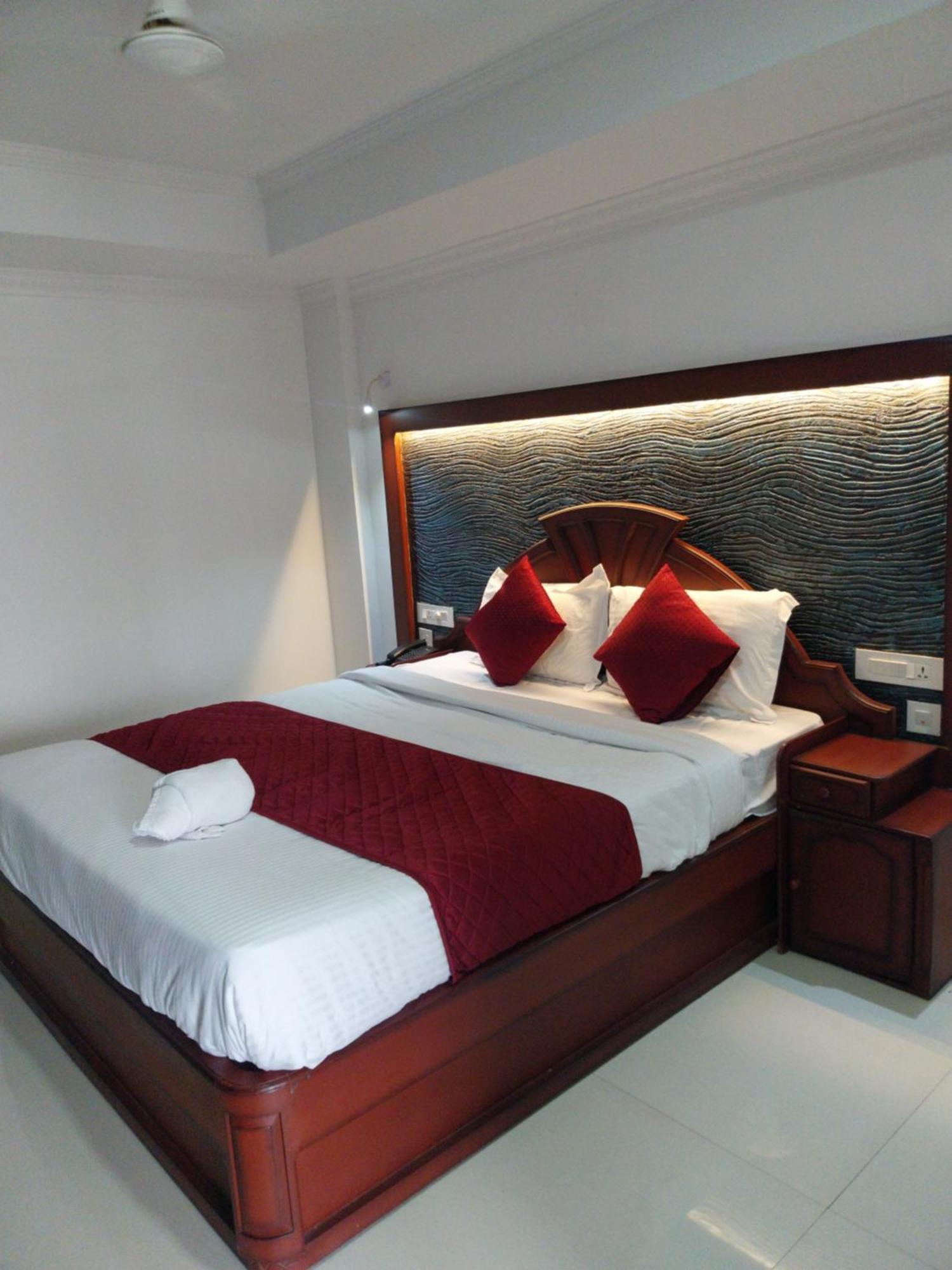 Hotel Savera Park Thrissur Buitenkant foto