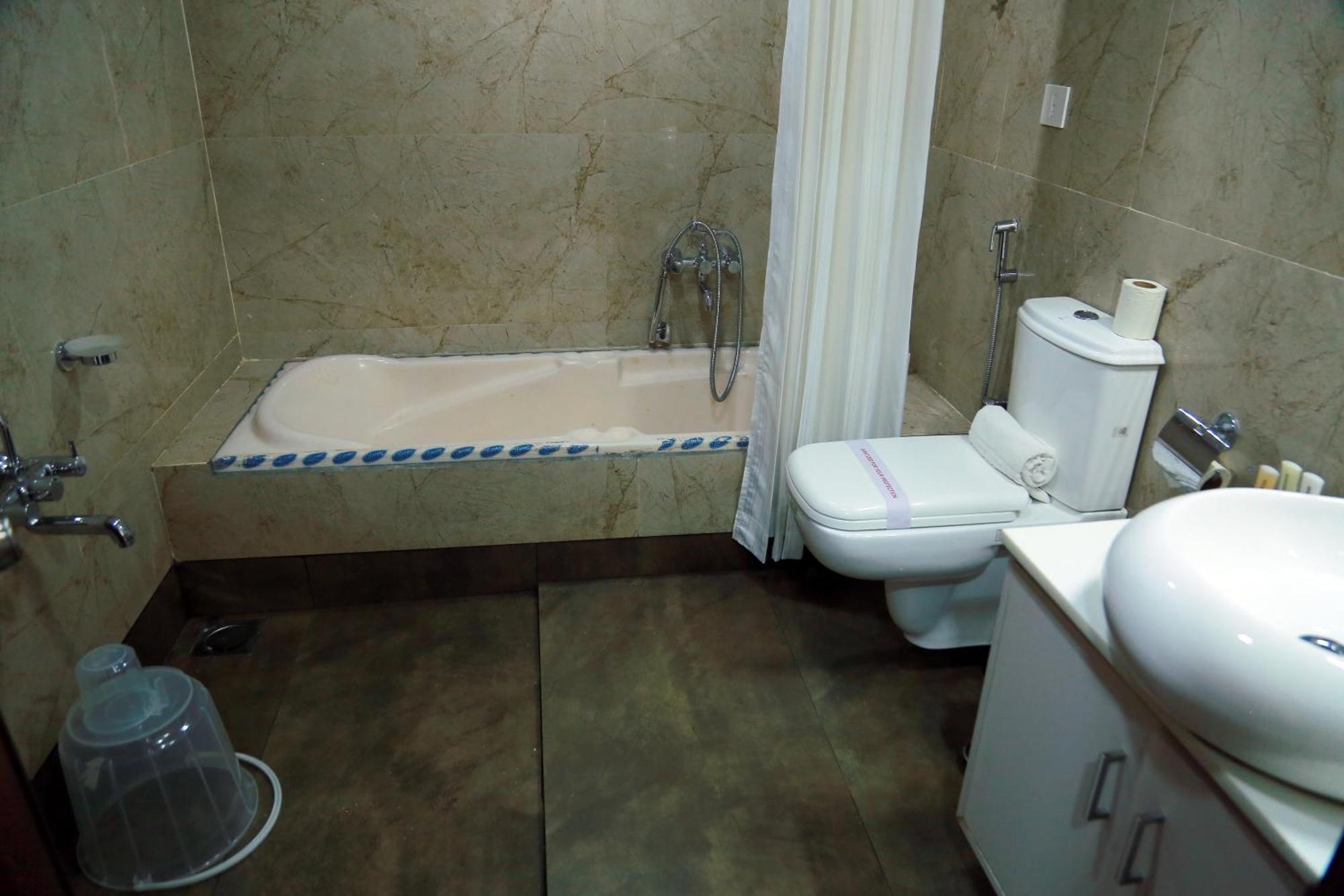 Hotel Savera Park Thrissur Buitenkant foto