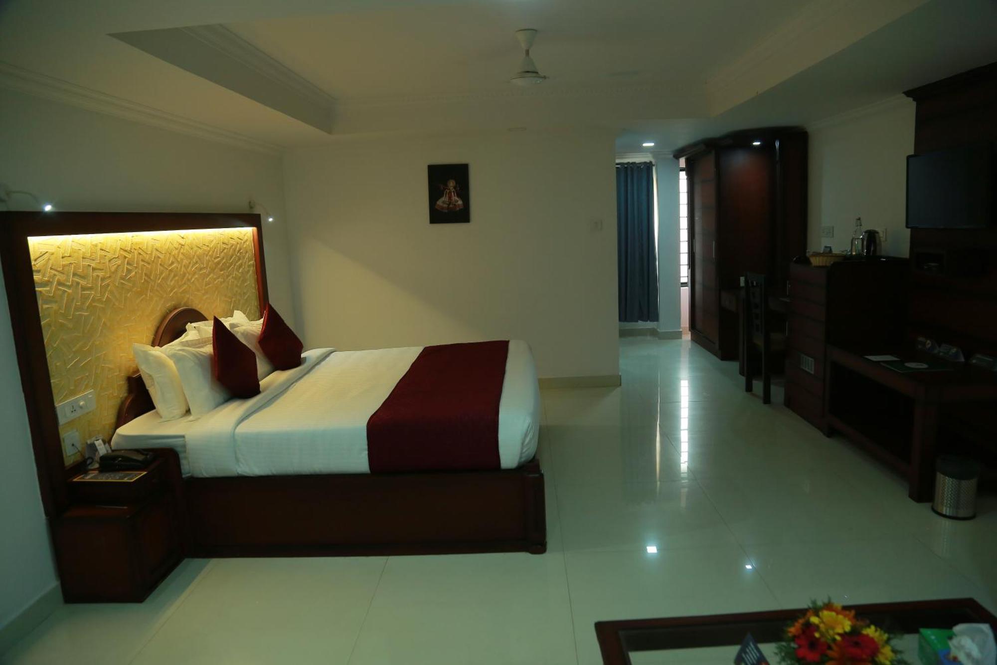 Hotel Savera Park Thrissur Buitenkant foto