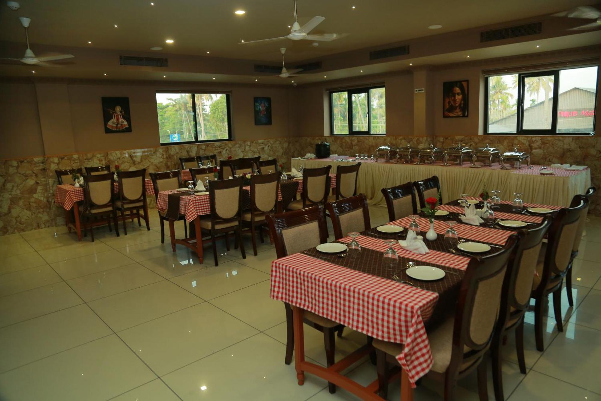Hotel Savera Park Thrissur Buitenkant foto