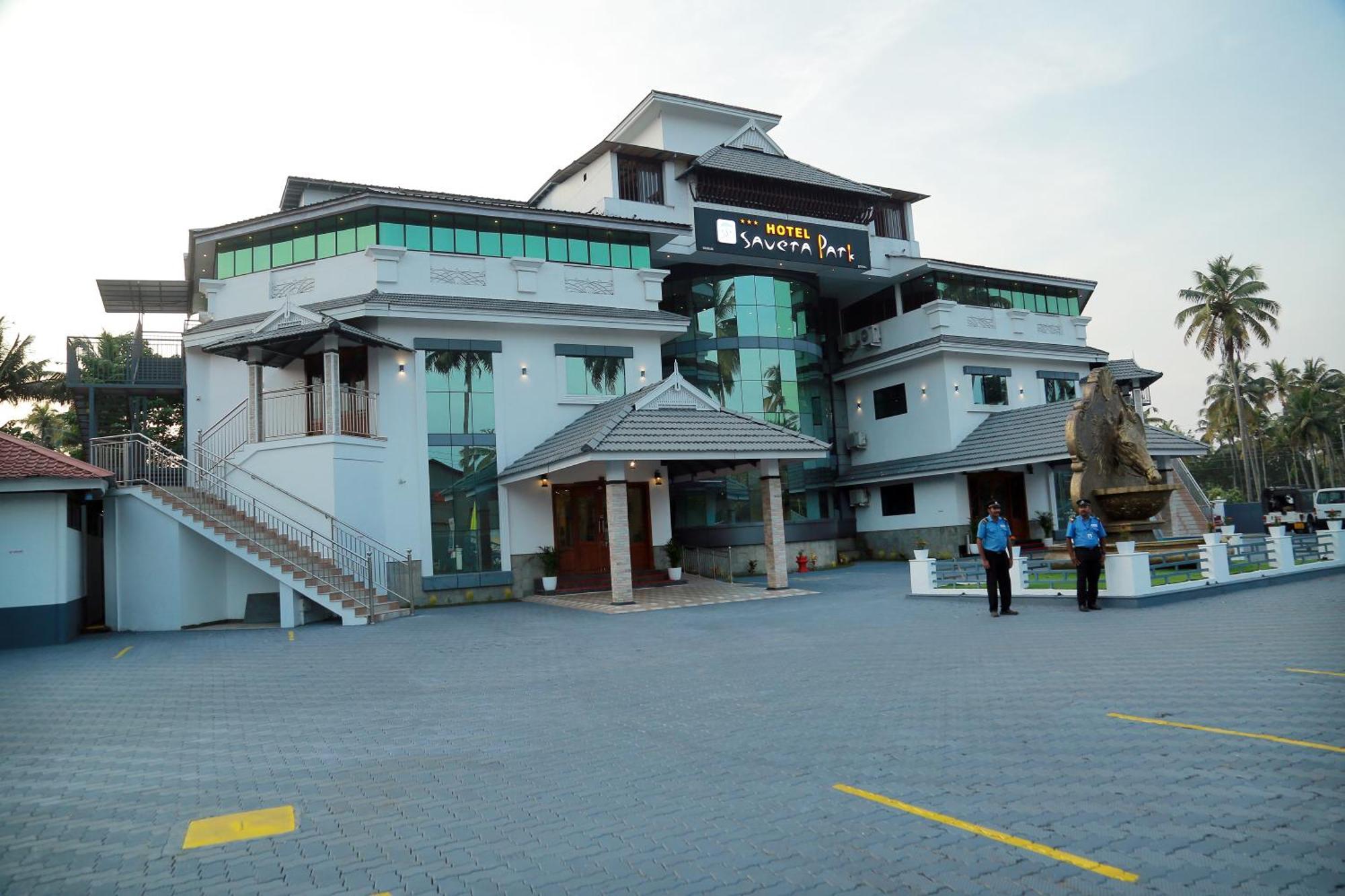 Hotel Savera Park Thrissur Buitenkant foto