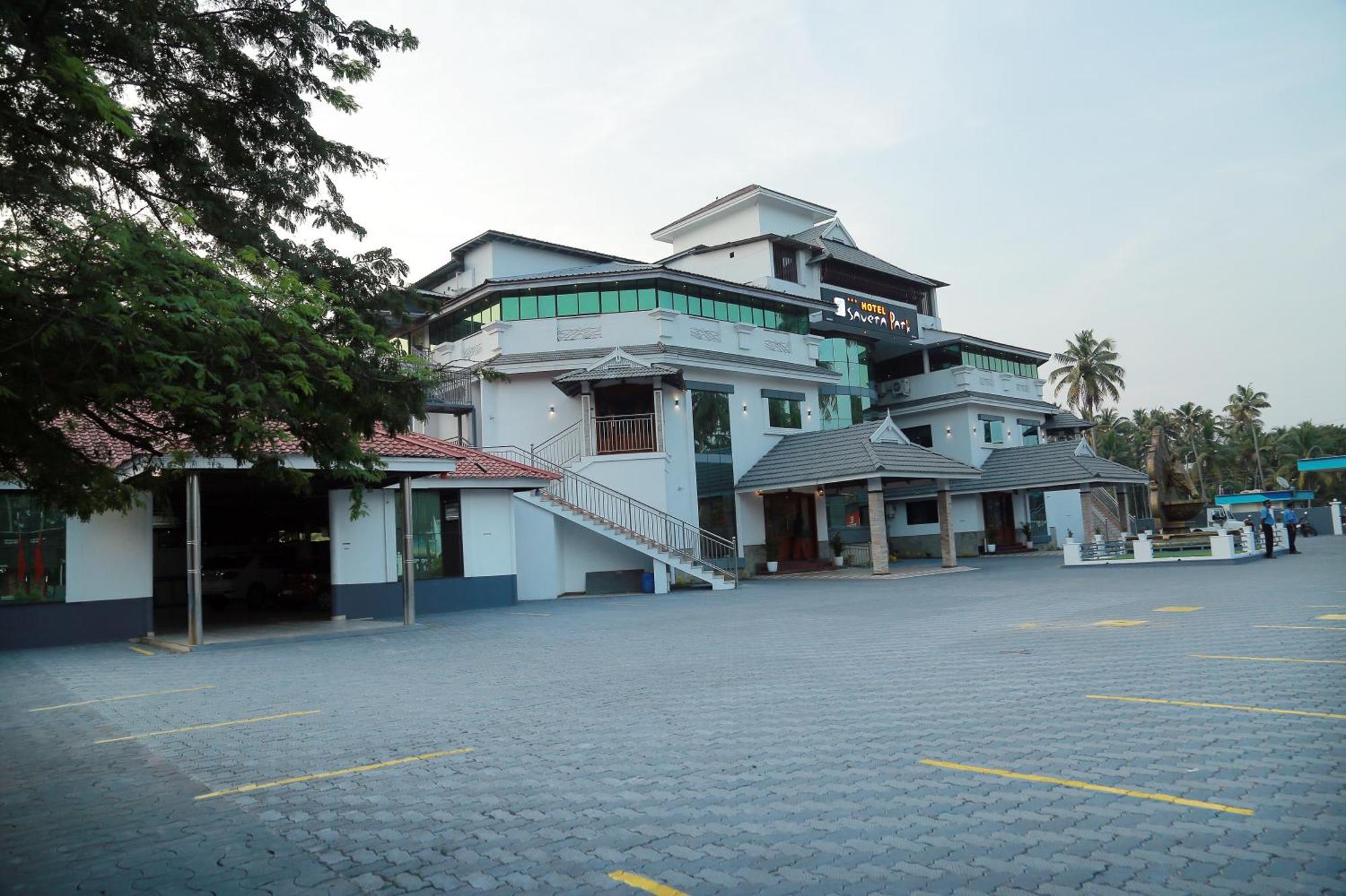 Hotel Savera Park Thrissur Buitenkant foto