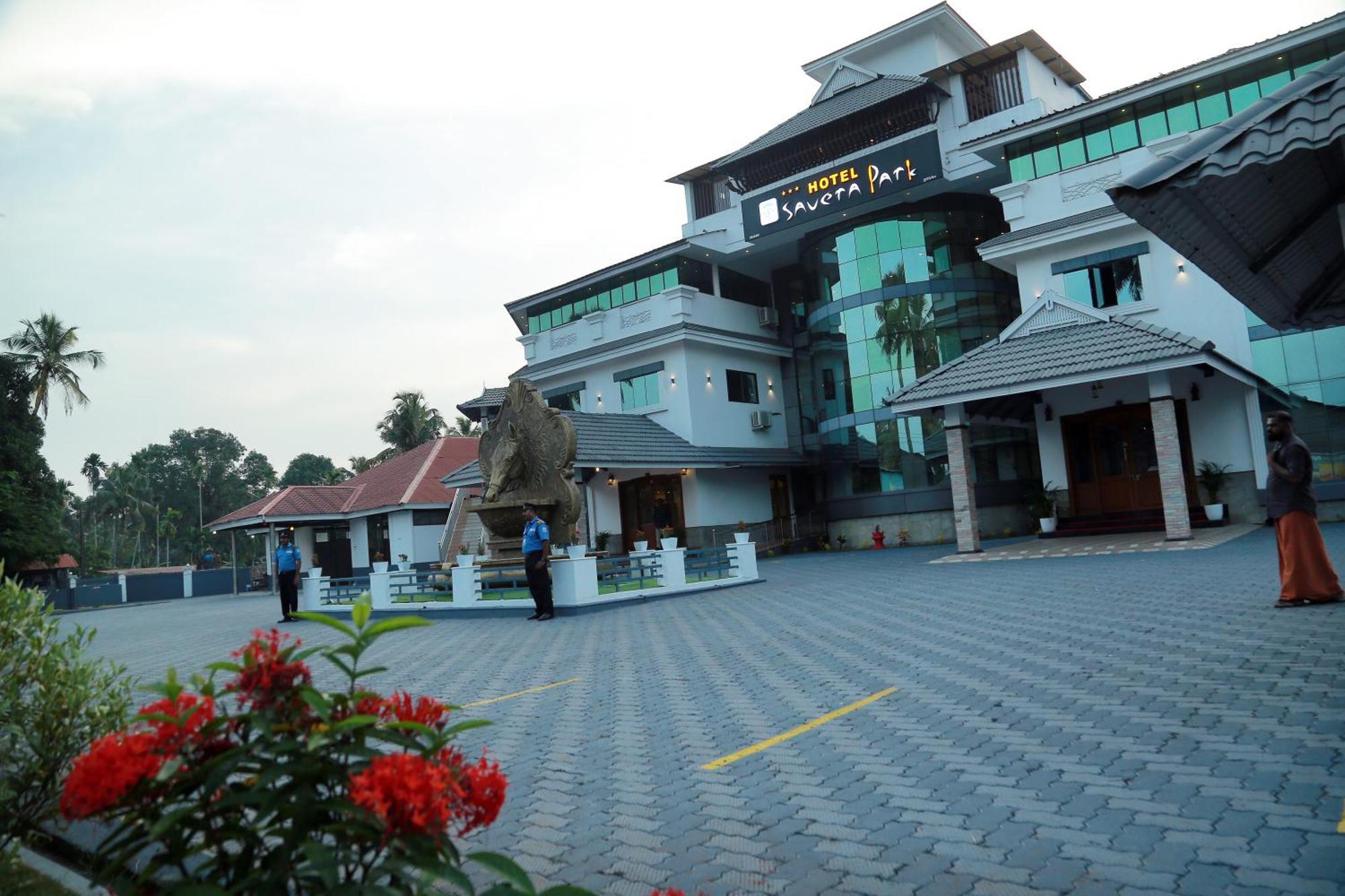 Hotel Savera Park Thrissur Buitenkant foto