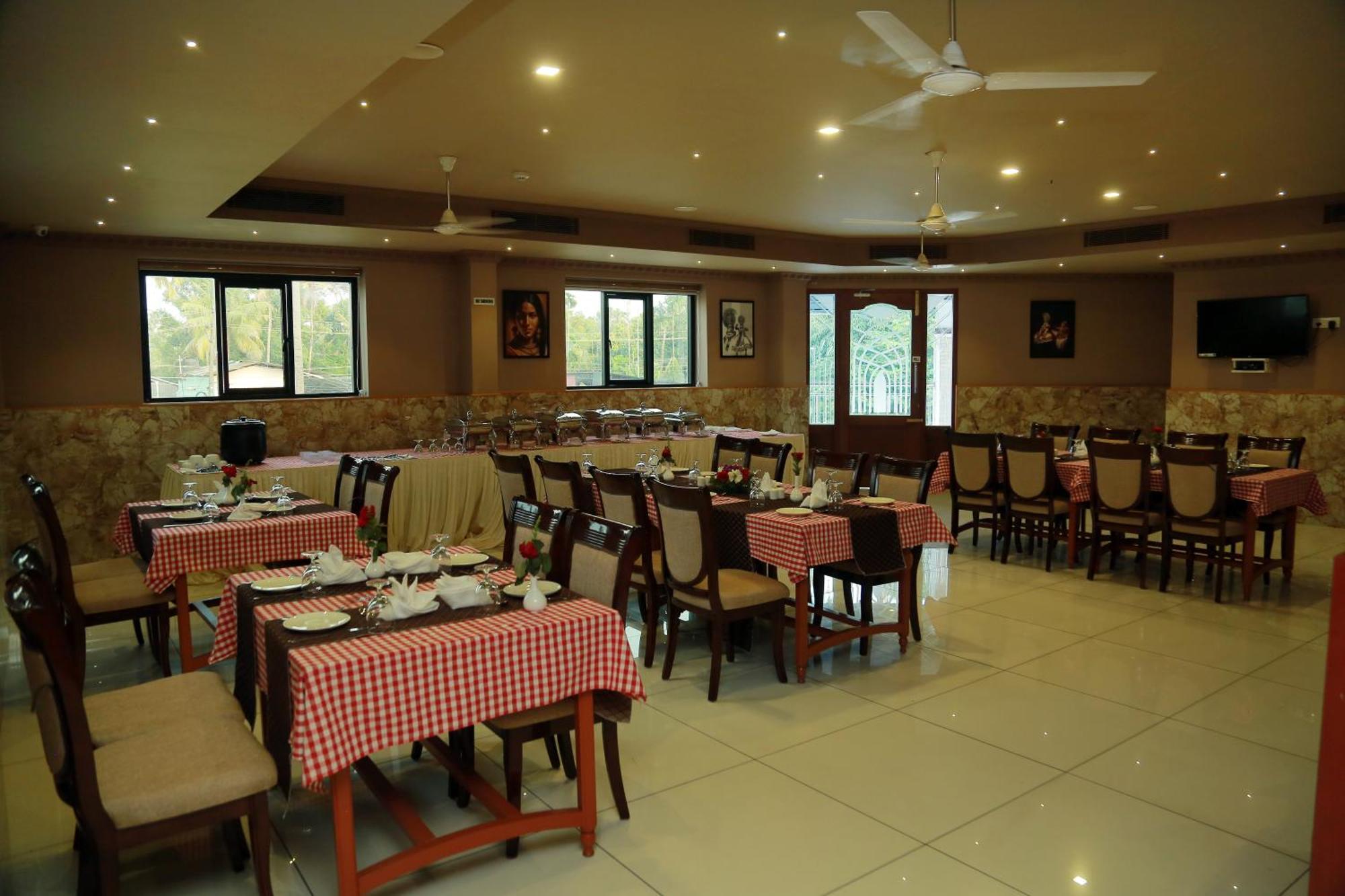 Hotel Savera Park Thrissur Buitenkant foto