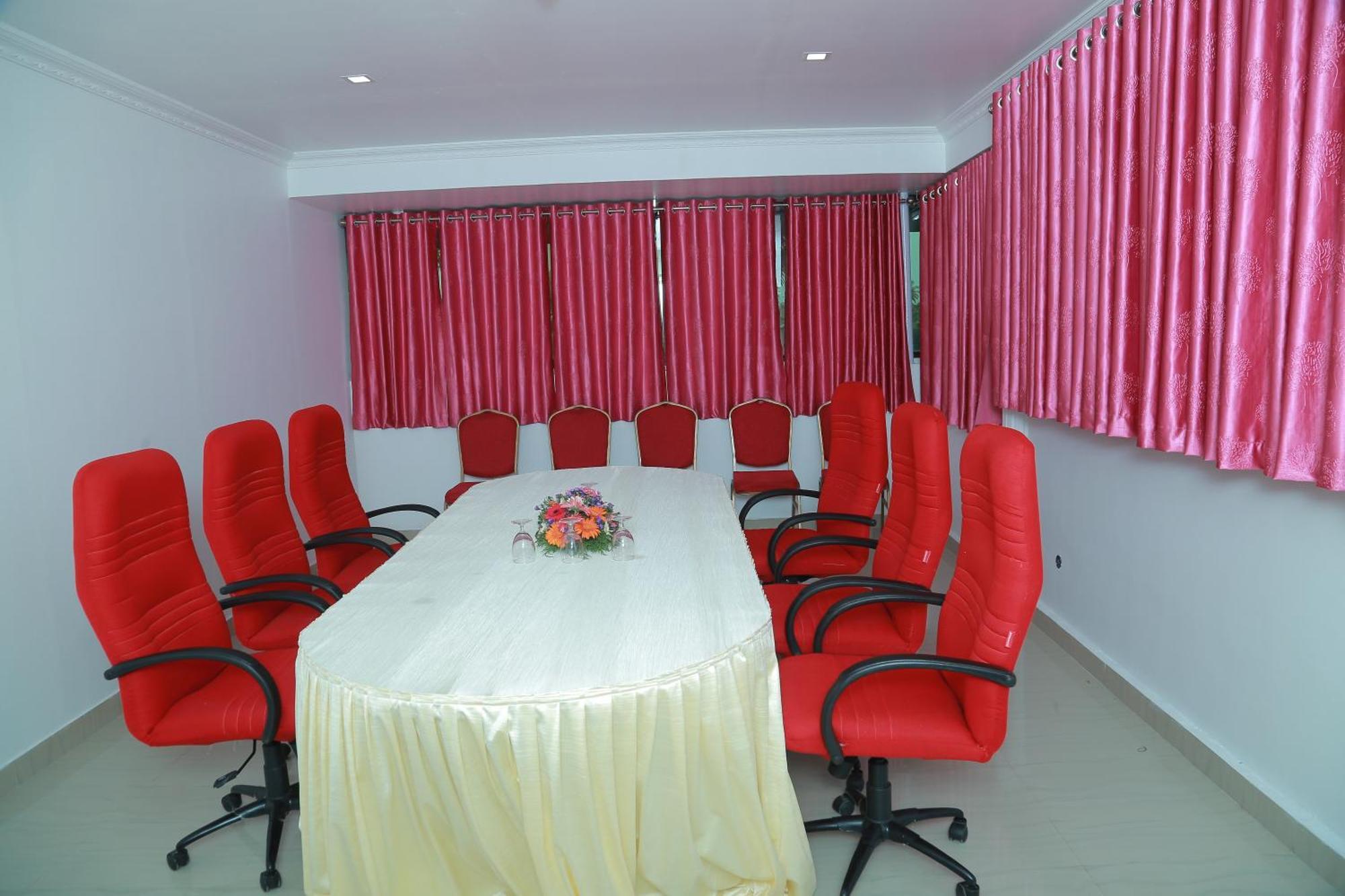 Hotel Savera Park Thrissur Buitenkant foto