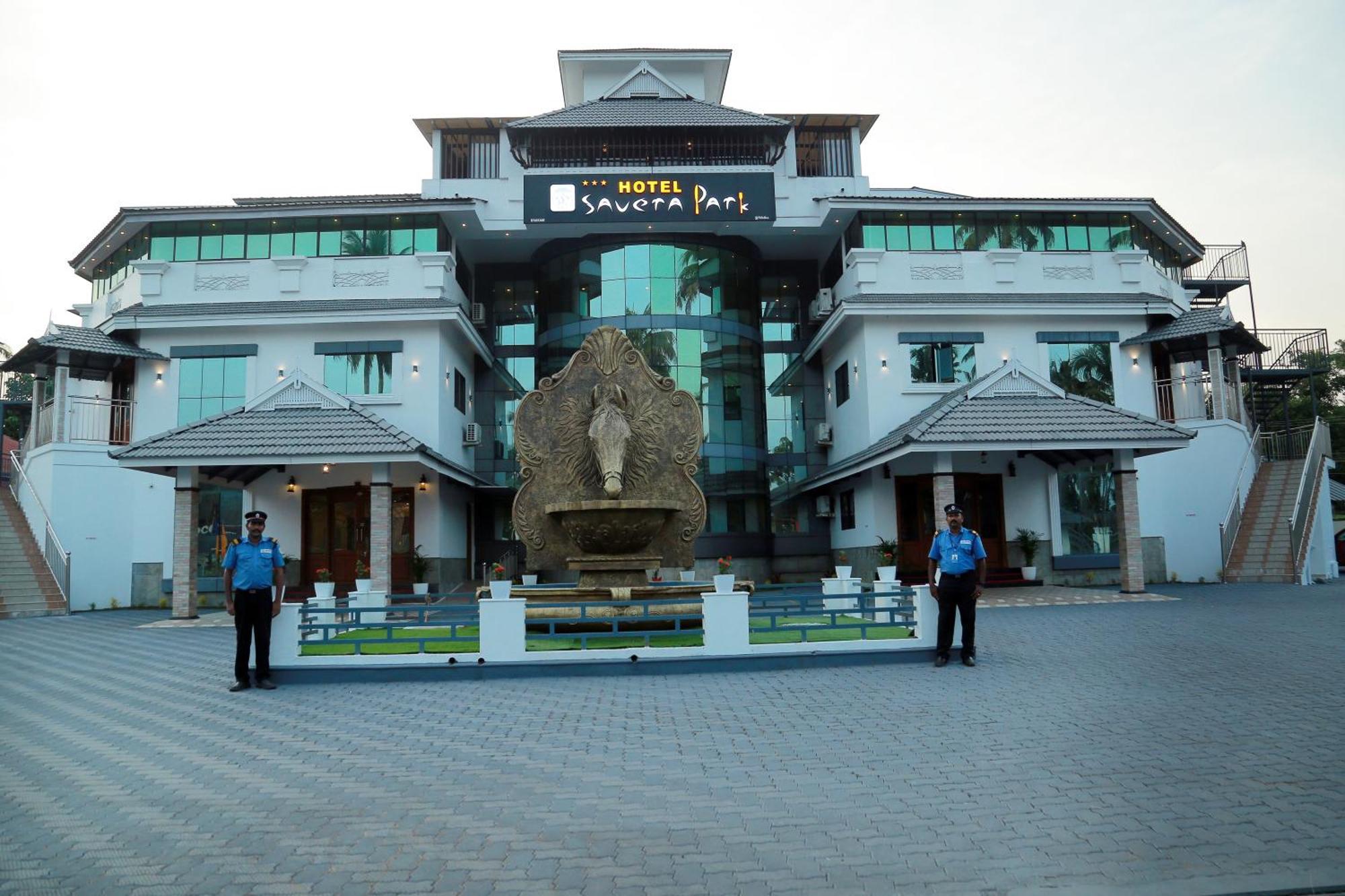 Hotel Savera Park Thrissur Buitenkant foto