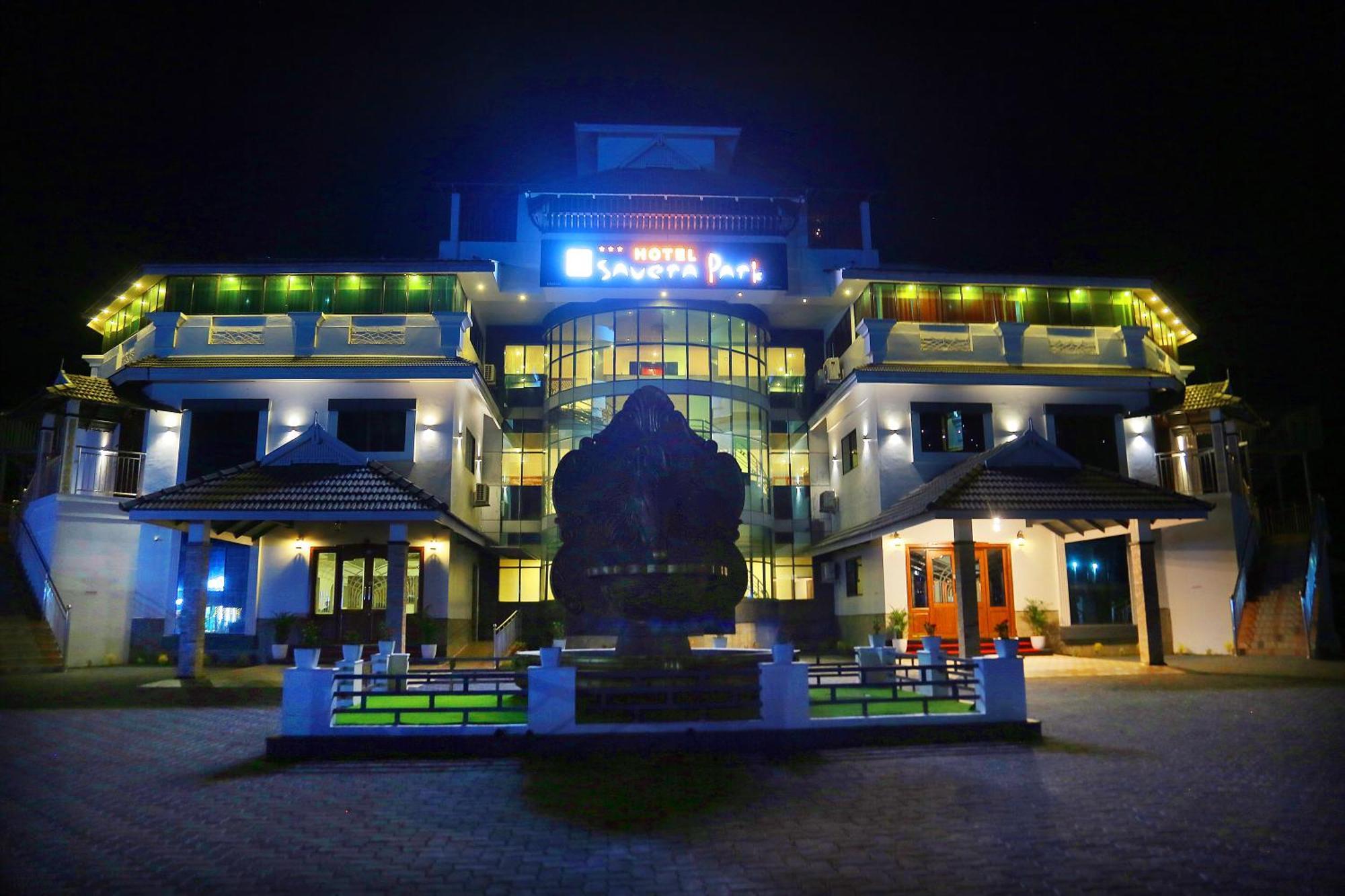 Hotel Savera Park Thrissur Buitenkant foto